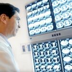Un médico de un centro hospitalario de Castilla y León observa una prueba sobre cáncer de colon