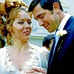George Lazenby y Diana Riggs en la escena de matrimonio de «Al servicio de su majestad» (1969), con el anillo que subasta Sotheby's