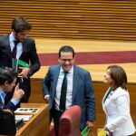 La síndica del PPCV, Isabel Bonig, charla con un grupo de diputados populares antes de comenzar el pleno de investidura