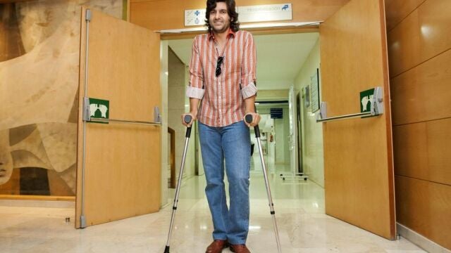 Morante, sonriente y con ayuda de las muletas, sale de la Clínica Quirón de Zaragoza