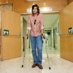Morante, sonriente y con ayuda de las muletas, sale de la Clínica Quirón de Zaragoza