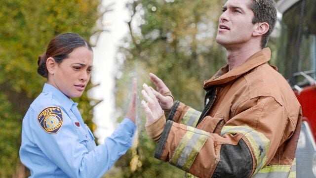 Dos personajes de la serie a ambos lados de la cúpula