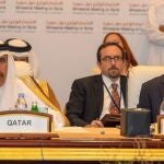El ministro catarí de Exteriores, Hamad bin Yasem bin Yaber al Zani y el secretario de Estado John Kerry durante la reunión