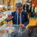 Miguel Ángel Revilla en el momento de votar hoy