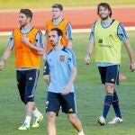 Michu y Alberto Moreno, con Sergio Ramos y Juanfran, durante un entrenamiento de la selección