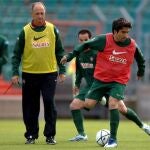 El entonces seleccionador de fútbol de Portugal, el brasileño Luiz Felipe Scolari, observa al brasileño Deco, al que nacionalizó portugués