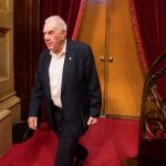 El diputado de ERC y candidato a la alcaldía de Barcelona, Ernest Maragall, entra al hemiciclo durante la sesión de control en el Parlament. / Foto: Efe