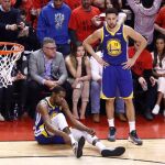 Kevin Durant cayó lesionado en el segundo cuarto y no volverá a jugar en las finales