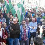 Diego Cañamero y Juan Manuel Sánchez Gordillo, rodeados de simpatizantes del SAT, ayer en Granada