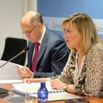 La consejera de Economía y Hacienda en funciones, Pilar del Olmo, informa sobre la contabilidad regional acompañada por José Armando Batea
