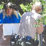 En la imagen, la Polícia de California interroga a Debbie en su casa por el intento de suicidio de su hija Paris