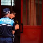 Varios policías custodian la vivienda en la que se produjeron los hechos