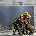 Los Bomberos retiraron los bidones con productos en mal estado