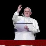 El Papa en la ventana del apartamento pontificio