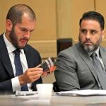 El hispanoestadounidense Pablo Ibar (d) observa a su abogado Joe Nascimento