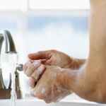 Lavarse las manos con jabón reduce la incidencia de las tasas de diarrea entre niños menores de 5 años en un 50 % y de las infecciones respiratorias agudas en un 25 %.
