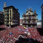 Ambiente en la tradicional plaza del Ayuntamiento en Pamplona, donde se suele dar por comenzadas las fiestas con el lanzamiento del chupinazo desde el balcón principal del Ayuntamiento