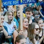 Jóvenes estudiantes participan en una manifestación contra el cambio climático en la ciudad alemana de Colonia / Ap