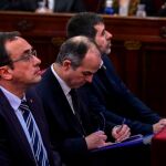 Jordi Sánchez (d), expresidente de ANC; Jordi Turull (c), exconsejero de Presidencia; y Josep Rull (i), exconsejero de Territorio y Sostenibilidad, durante una jornada del juicio del "procés"