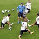 Ancelotti, en el entrenamiento de ayer junto a Pepe, Modric, Di María, Benzema y Coentrao. El portugués, como Marcelo y Varane, estará listo la semana que viene