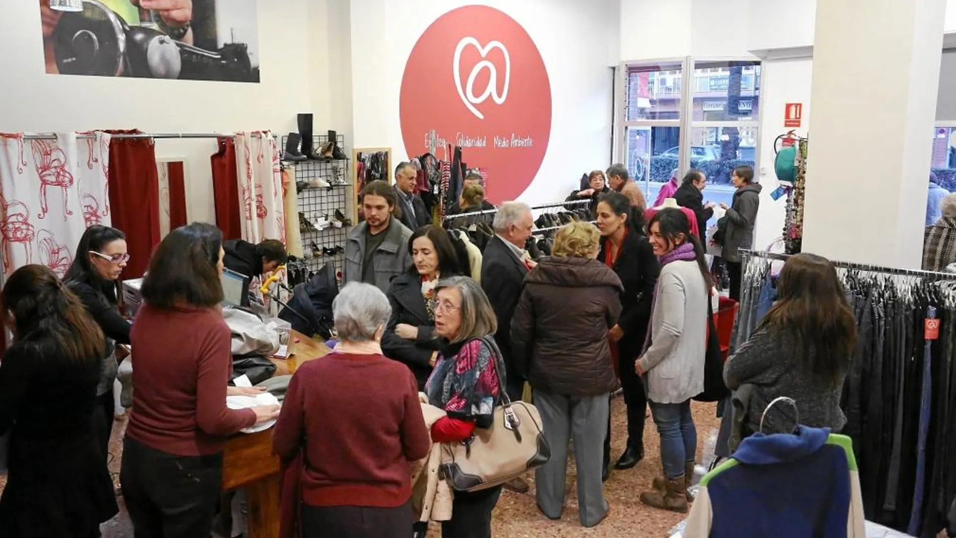 Las tiendas «@rropa» de Cáritas venden ropa de segunda mano por precios irrisorios para personas en riesgo de exclusión social
