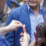 El Movimiento Cívico de España y Catalanes entregaron «senyeras» en favor de la unidad entre España y Cataluña