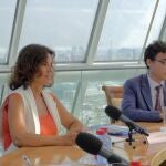 La alcaldesa de Madrid, Ana Botella, acompañada del embajador español en Rusia, José Ignacio Carbajal (izda), durante la reunión que mantuvieron en Moscú con el alcalde de la capital moscovita Serguei Sobianin y el jefe del departamento de Relaciones Internacionales de Moscú Cheriomin