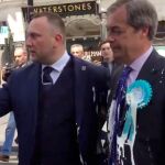 Acusado de agresión el hombe que tiró un batido a Neil Farage
