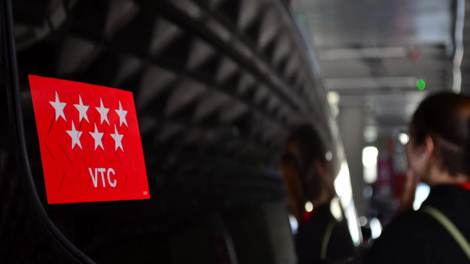 Distintivo autonómico de Madrid de un vehículo VTC