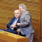 Alfonso Rus, eufórico por provocar la solución, rompió el hielo saludando a Blasco en su nuevo escaño, en el lado opuesto a la bancada popular