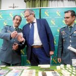 El teniente coronel de la Guardia Civil, Juan Miguel Recio, conversa con Martínez Bermejo y el comandante Javier Peña, ayer en Valladolid