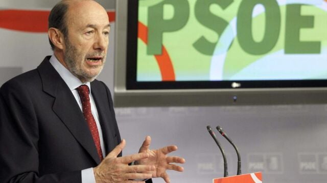 El secretario general del PSOE, Alfredo Pérez Rubalcaba, durante la rueda de prensa que ofreció, posterior a la reunión de la Ejecutiva Federal de su partido, celebrada en medio de la polémica por la petición del líder del PSC, Pere Navarro, de suprimir el concierto.