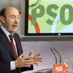 El secretario general del PSOE, Alfredo Pérez Rubalcaba, durante la rueda de prensa que ofreció, posterior a la reunión de la Ejecutiva Federal de su partido, celebrada en medio de la polémica por la petición del líder del PSC, Pere Navarro, de suprimir el concierto.