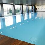 Se abre una puerta y aparece la piscina climatizada