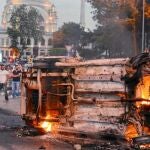 Varios manifestantes incendian un vehículo frente al Palacio de Dolmabahce, ayer, en Estambul