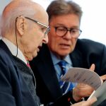 El profesor Santiago Grisolía (izqda), presidente fundador de la Fundación Premios Rey Jaume I, conversa con Javier Quesada, presidente ejecutivo, antes de la rueda de prensa en la que presentan la reunión de los jurados de la 31ª edición de los premios