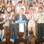 Arriba, el presidente Alberto Fabra en el momento en que consiguió levantar al público