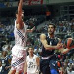 El escolta turco del Anadolu Efes Istambul Dogus Balbay (d) con el balón ante el alero del Real Madrid Nikola Mirotic