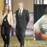 Rato, a su llegada al Parlament. El diputado de la CUP amagando con lanzar una sandalia.