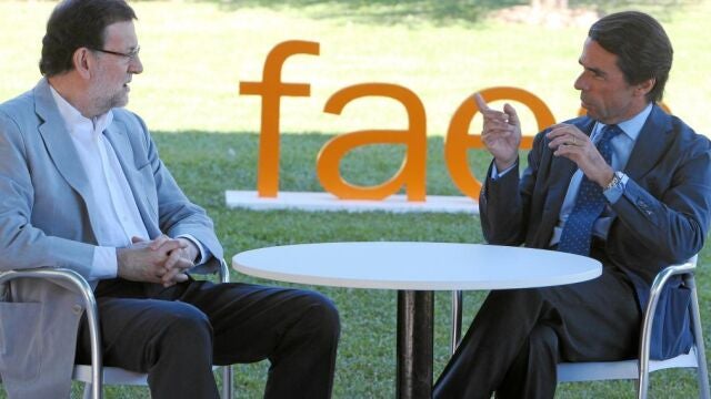José María Aznar y Mariano Rajoy, ayer durante su encuentro en la clausura del Campus FAES