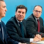 El consejero Carlos Fernández Carriedo junto a Jesús Fuertes Zurita y Carlos Raúl de Pablos Pérez en la presentación del Índice DEC 2018