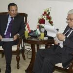 Fotografía facilitada por las Autoridades Palestinas del ministro de Exteriores egipcio, Nabil Fahmi (d) durante la reunión que ha mantenido con el presidente palestino, Mahmud Abás (i), hoy, 26 de agosto de 2013, en la ciudad cisjordana de Ramala.