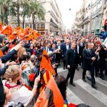 El exjugador del Valencia CF Ricardo Arias acompañado por el presidente del club, Anil Murthy, portando la bandera del club durante la marcha cívica que congregó a miles de aficionados en el centenario de su fundación