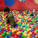 Escena de un capítulo en el que Sheldom pronuncia «¡Bazinga!», una expresión que usa cuando logra tomar el pelo a alguien
