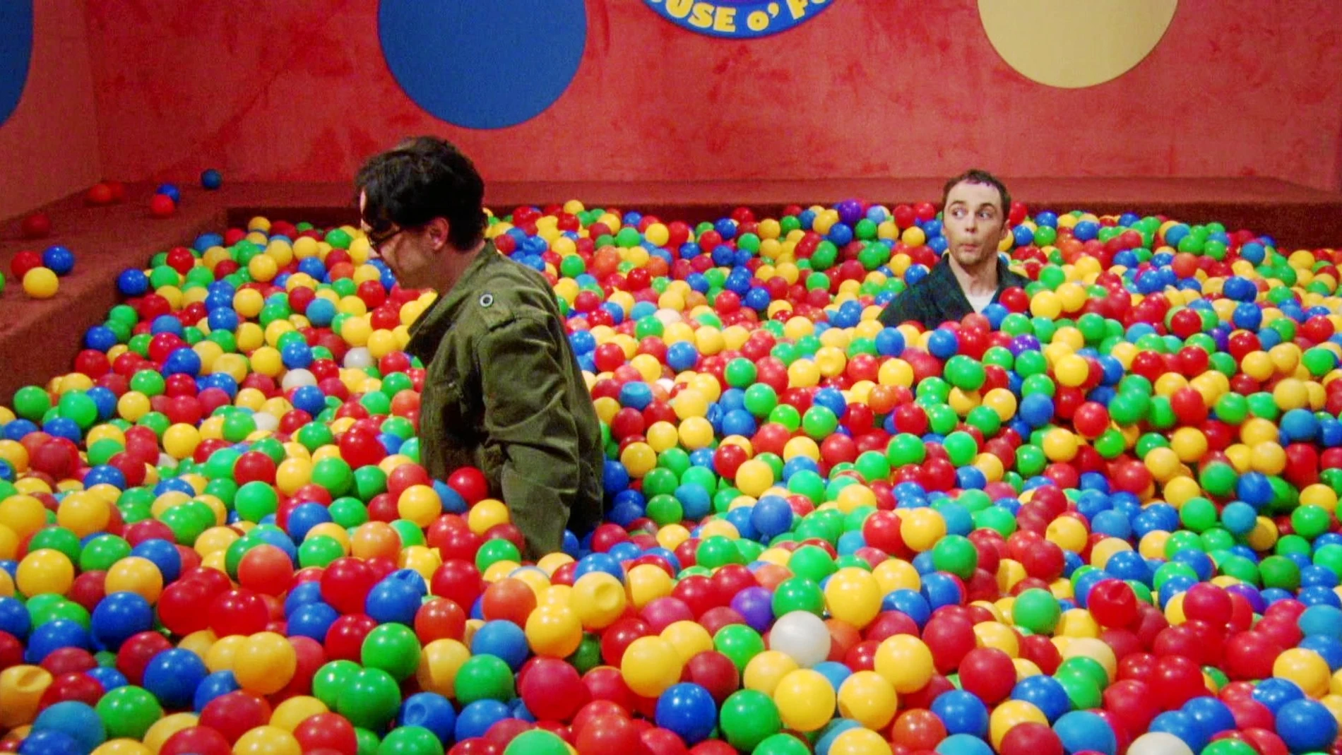 Escena de un capítulo en el que Sheldom pronuncia «¡Bazinga!», una expresión que usa cuando logra tomar el pelo a alguien