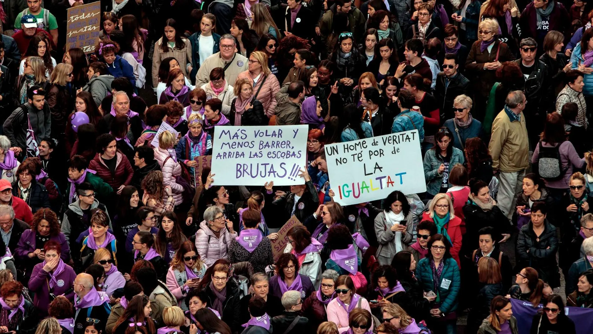 El Consell asistió el viernes a la manifestación del 8M que inundó las calles de las ciudades de la Comunitat Valenciana como la de Valencia (en la imagen). EFE