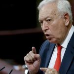 El ministro de Asuntos Exteriores y de Cooperación de España, José Manuel García-Margallo, durante su intervención en el pleno del Congreso de los Diputados, esta tarde, para defender el proyecto de Ley de la Acción y del Servicio Exterior.