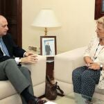 La presidenta de la Asociación Víctimas del Terrorismo (AVT), Ángeles Pedraza, con ministro del Interior, Jorge Fernández Díaz, durante la reunión que han mantenido hoy en la sede del departamento