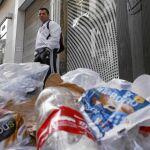 Bolsas de basura rotas, restos esparcidos y papeleras que rebosan eran ayer la imagen del centro de la capital