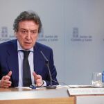 El consejero de la Presidencia y portavoz, José Antonio de Santiago-Juárez, durante la rueda de prensa de ayer